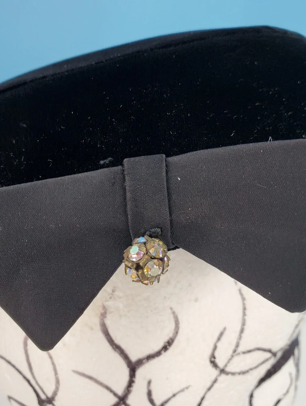 Vintage black velvet hat with flat bow - Picture 3 of 7